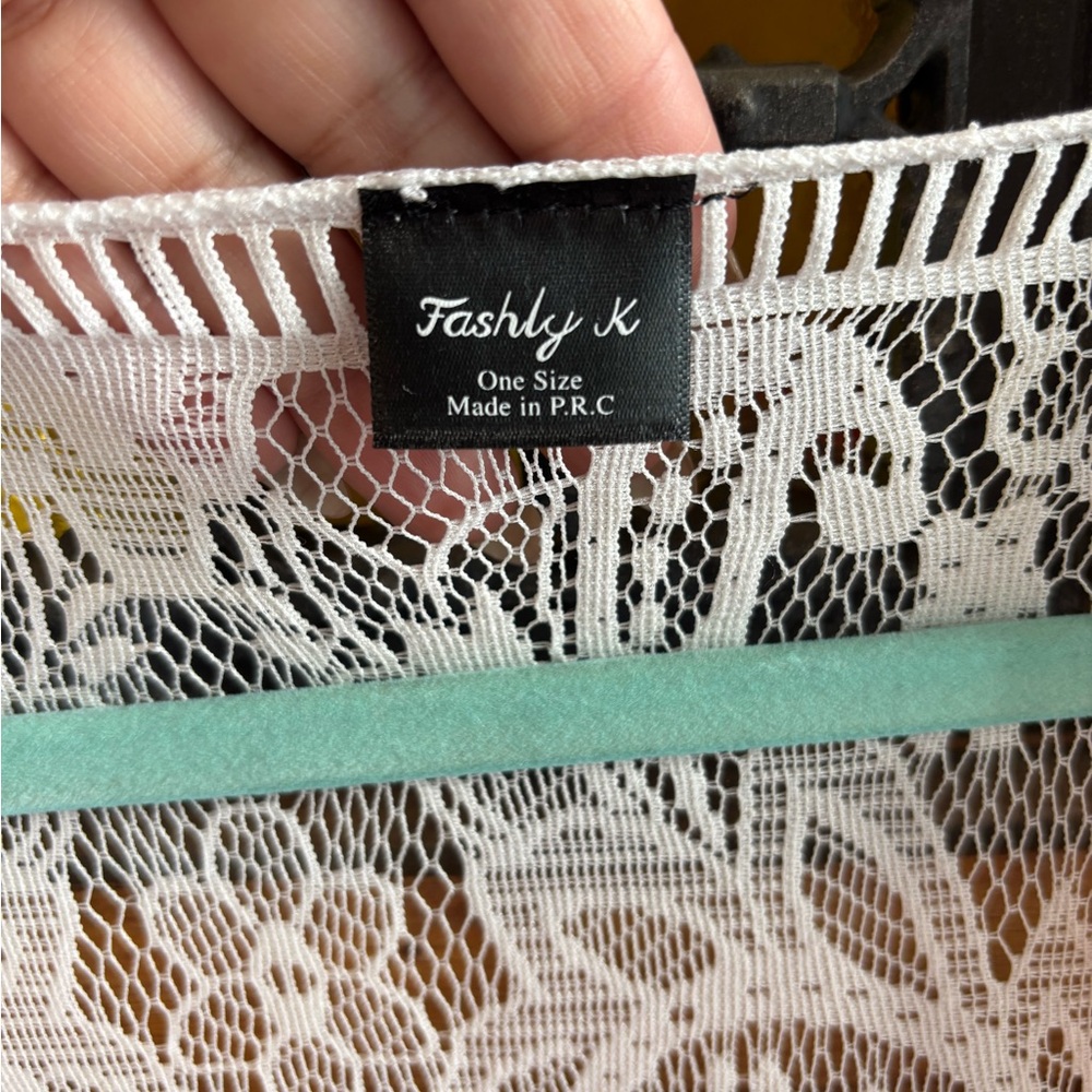 Chic White Lace Robe - Picture 5 of 5